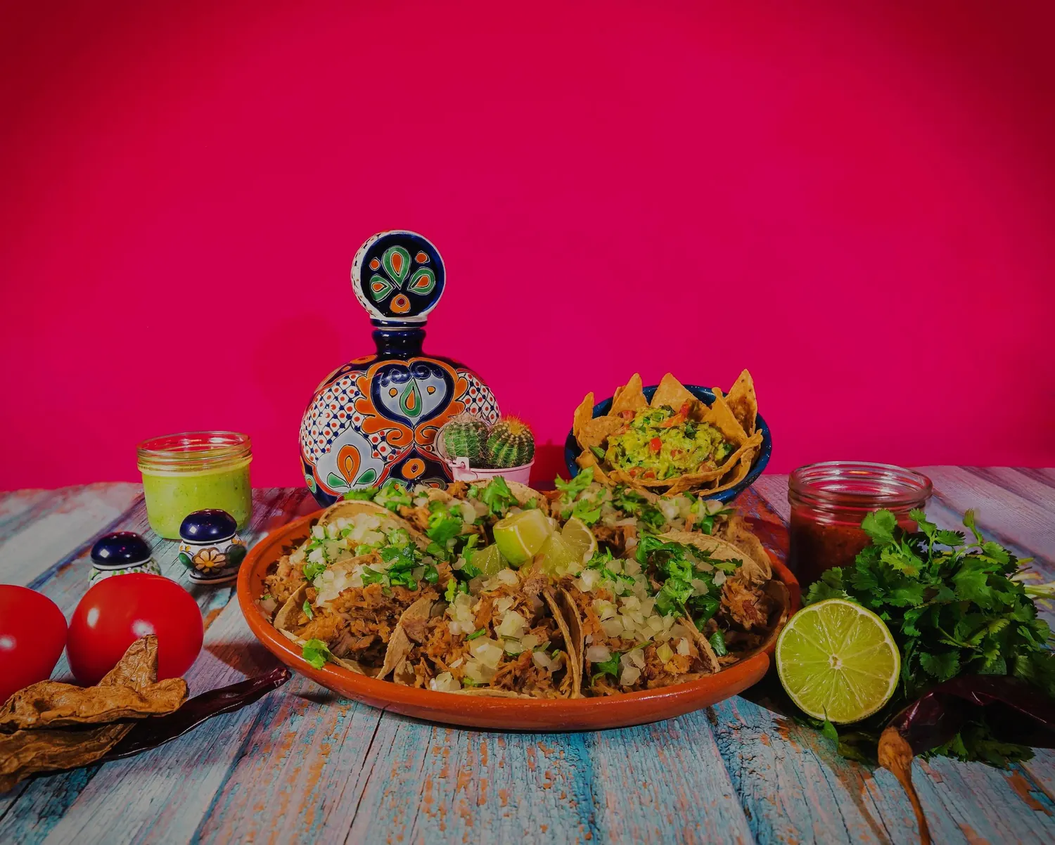 Assiette de tacos mexicains, coriandre et citron vert