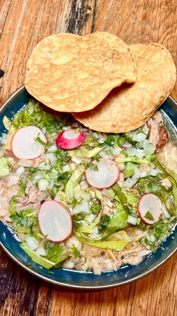 Un bol de pozole mexicain