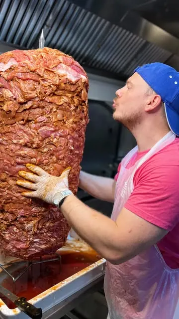 Préparation de la broche al pastor